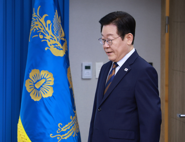 이재명 대통령이 지난달 27일 서울 용산 대통령실에서 열린 수석보좌관회의에 입장하고 있다. 연합뉴스