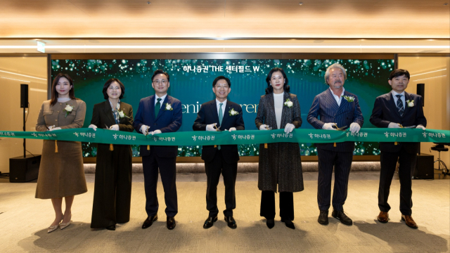 강성묵 하나증권 대표이사(왼쪽 네번째), 조대현 WM그룹장(〃세번째), 박춘희 하나증권 THE 센터필드 W 센터장(〃두번째)과 임직원, 손님이 1일 THE 센터필드 W 개점 행사에 참여해 기념촬영하고 있다.