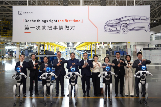 국내 딜러 계약을 위해 중국 지리자동차의 프리미엄 전동화 브랜드 지커의 인텔리전트 팩토리를 방문한 딜러 파트너사 대표와 지커 관계자들이 기념 촬영을 하고 있다. 사진 제공=지커