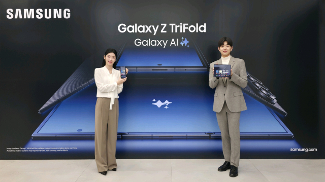 삼성전자가 3단 폴더블 스마트폰인 ‘갤럭시 Z 트라이폴드’를 공개했다. 9일부터 삼성 강남 등 전국 20개 매장에서 체험 가능하고 12일부터 판매된다. 사진제공=삼성전자