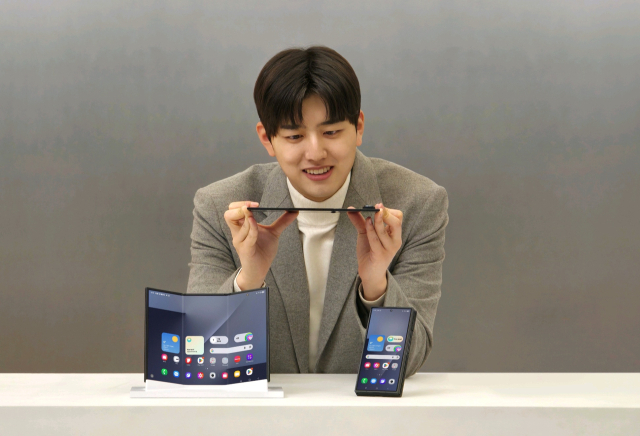 삼성전자가 3단 폴더블 스마트폰인 ‘갤럭시 Z 트라이폴드’를 공개했다. 9일부터 삼성 강남 등 전국 20개 매장에서 체험 가능하고 12일부터 판매된다. 사진제공=삼성전자