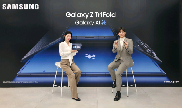 삼성전자가 3단 폴더블 스마트폰인 ‘갤럭시 Z 트라이폴드’를 공개했다. 9일부터 삼성 강남 등 전국 20개 매장에서 체험 가능하고 12일부터 판매된다. 사진제공=삼성전자