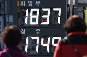 고환율 충격에 소비자물가 두 달 연속 2.4% 올라… 석유·과일 급등