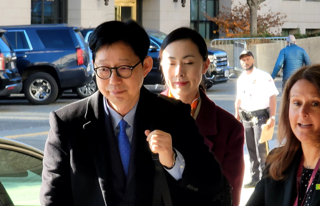 박윤주 외교부 1차관이 1일(현지시간) 크리스토퍼 랜도 국무부 부장관과의 회담을 위해 워싱턴DC의 국무부 청사에 들어가고 있다. 연합뉴스