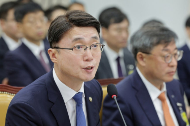 류제명 과학기술정보통신부 2차관이 21일 서울 여의도 국회 과학기술정보방송통신위원회에서 열린 정보통신산업진흥원 등에 대한 국정감사에서 의원 질의에 답변하고 있다. 뉴스1