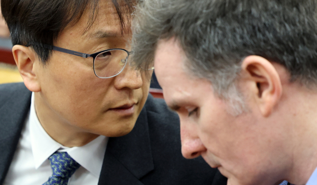 박대준 쿠팡 대표이사와 브랫 매티스 쿠팡 최고정보보호책임자(CISO)가 2일 서울 여의도 국회에서 열린 과학기술정보방송통신위원회의 쿠팡 개인정보 유출 사고 관련 현안 질의에 출석해 대화를 나누고 있다. 연합뉴스