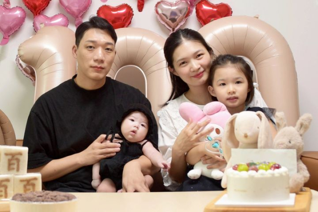 지난 7월 육아동행지원금을 받은 정호진 한화갤러리아 과장(왼쪽) 가족. 사진 제공=한화세미텍