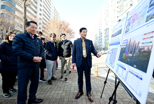 유정복 인천시장이 2일 부평구 삼산월드컨벤션에서 열린 ‘노후계획도시정비 기본계획 주민 설명회’에 앞서 갈산타운아파트를 찾아 현장을 점검 하고 있다. 사진제공=인천시