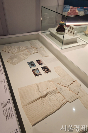 100조각의 천을 이어 만든 남녀 아기들의 백일옷. 최수문기자