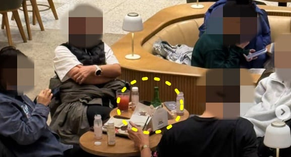 중국인 관광객으로 추정되는 손님들이 경기 양평의 한 스타벅스 매장에서 치킨과 소주를 먹고 있다. SNS 갈무리