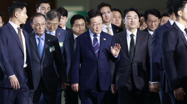 이재명 대통령이 2일 경기 고양시 킨텍스에서 열린 제22기 민주평화통일자문회의 출범회의에 이해찬(왼쪽 두번째) 수석부의장과 입장하고 있다. 연합뉴스