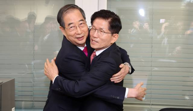 김문수(오른쪽) 전 국민의힘 대선 후보와 한덕수 전 국무총리가 5월 서울 여의도 국민의힘 대선 후보 사무실에서 회동에 앞서 포옹하고 있다. 연합뉴스