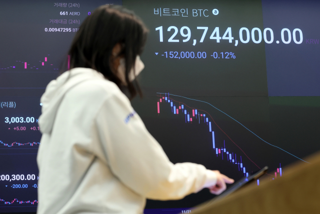 서울 강남구 업비트 라운지 전광판에 비트코인을 비롯한 주요 가상화폐 시세가 표시되고 있다. 연합뉴스