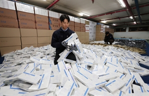 [사진] 관세청 창고에 가득 쌓인 밀수 담배