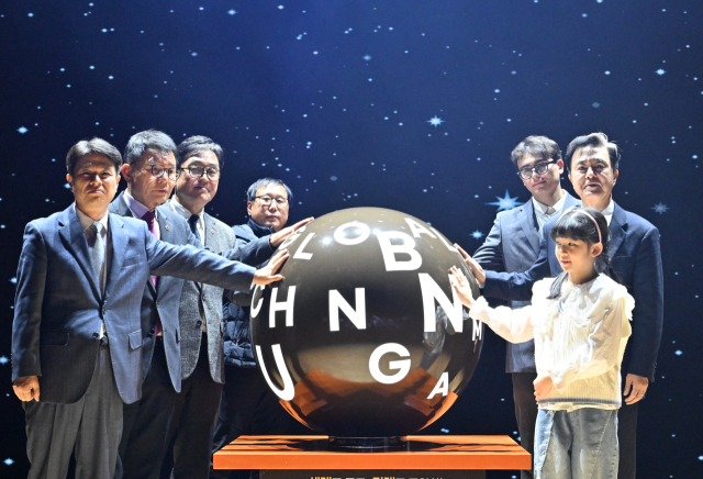 김태흠(오른쪽 두번째) 충남도지사가 ‘충남 외국인 정책 비전 선포식’을 갖고 있다. 사진제공=충남도