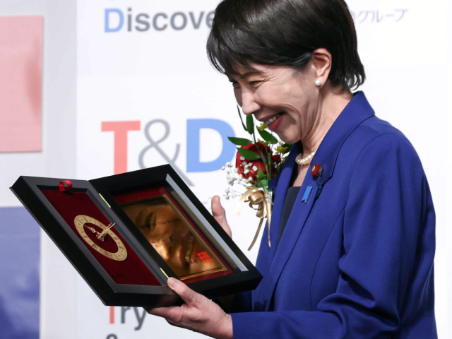 다카이치 사나에 일본 총리가 1일 일본 도쿄에서 '올해의 유행어상'을 수상하며 미소 짓고 있다. EPA연합뉴스