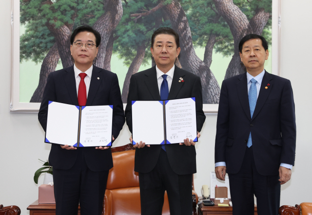 김병기(가운데) 더불어민주당 원내대표, 송언석(왼쪽) 국민의힘 원내대표, 구윤철 부총리 겸 기획재정부 장관이 2일 서울 여의도 국회에서 2026년도 예산안 처리를 위한 합의문에 서명을 마치고 기념 촬영을 하고 있다. 연합뉴스