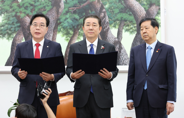 김병기(가운데) 더불어민주당 원내대표, 송언석(왼쪽) 국민의힘 원내대표, 구윤철 부총리 겸 기획재정부 장관이 2일 서울 여의도 국회에서 2026년도 예산안 처리를 위한 합의문에 서명을 마치고 기념 촬영을 하고 있다. 2025.12.2 [공동취재] 연합뉴스