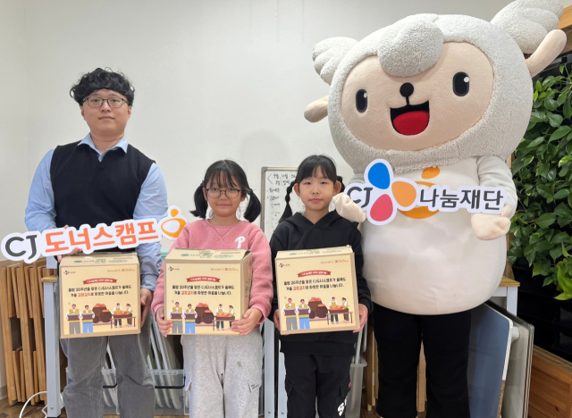 CJ나눔재단 관계자들이 서울 구로구 구로파랑새나눔터지역아동센터에 김장 김치를 전달하고 있다. 사진 제공=CJ