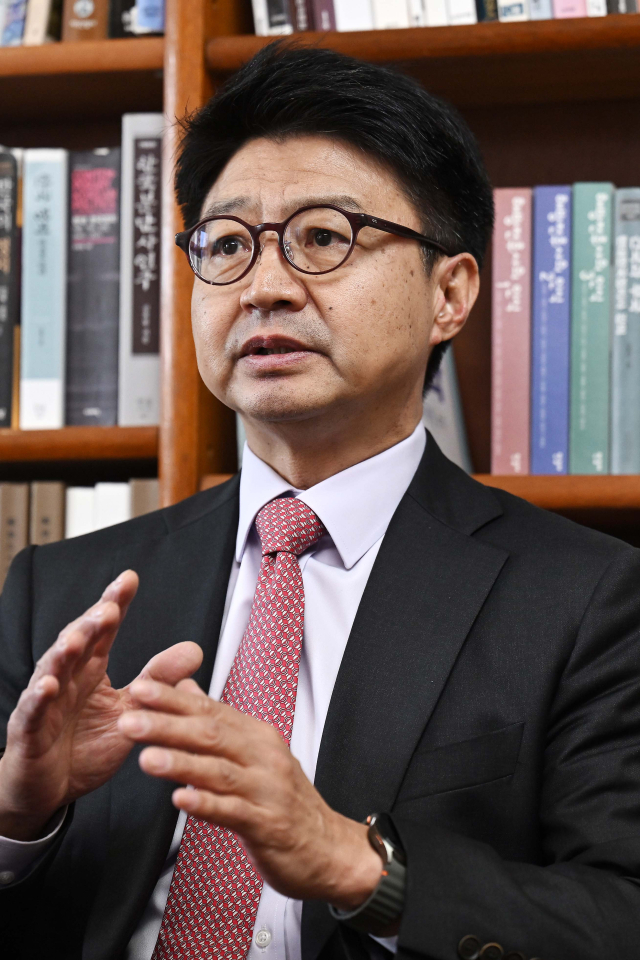 강원택 서울대 국가미래전략원장이 대학 싱크탱크로서 국가미래전략원의 발전 방향을 설명하고 있다. 조태형 기자