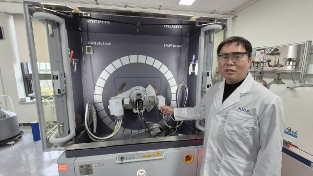 우중제 광주친환경에너지연구센터 센터장이 2일 광주광역시 북구에 위치한 한국에너지기술연구원 연구센터에 있는 2차전지 실험실에서 '인 오페란도 배터리 XRD' 장비를 설명하고 있다.