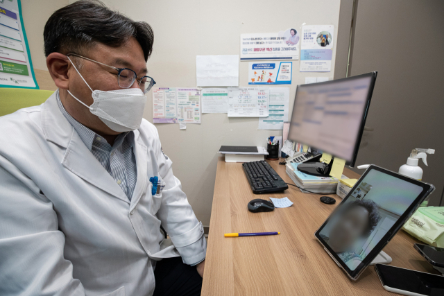 서울 도봉구의 한 의원에서 의료진이 비대면진료 시범사업 관련 비대면진료 실행과정을 시연하고 있다. 뉴스1