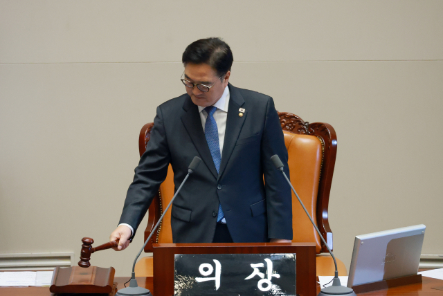 우원식 국회의장이 2일 국회 본회의에서 형사소송법 일부개정법률안 등을 상정하며 의사봉을 두드리고 있다. 연합뉴스