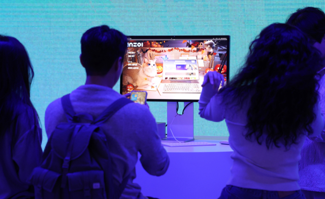 2일 서울 성동구 스테이지 엑스 성수도원에서 열린 애플의 게임 쇼케이스에서 국내 개발사 관계자들이 게임을 시연하고 있다. 연합뉴스