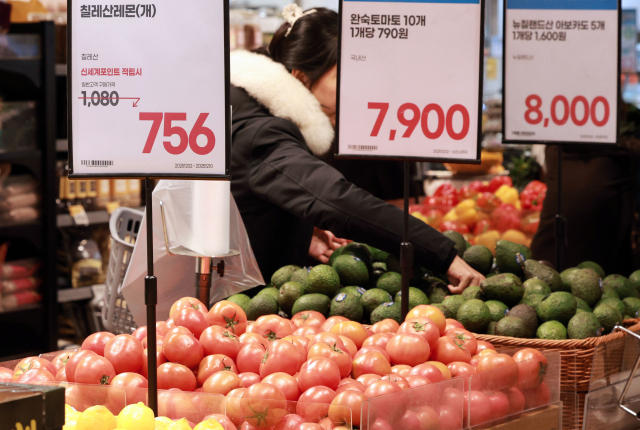 서울 시내 한 대형마트 수입 과일 판매대. 연합뉴스.