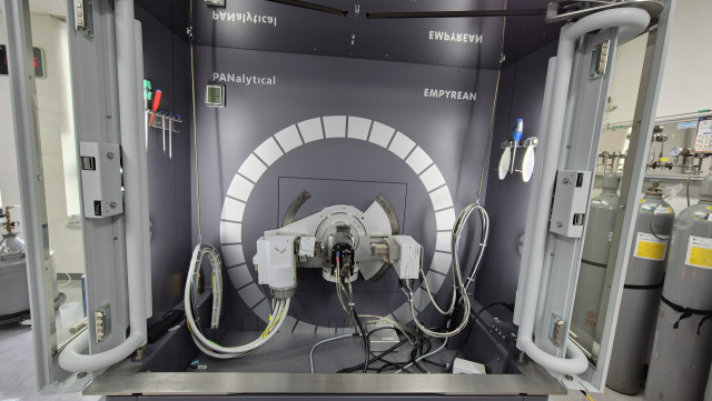 2일 광주광역시 북구에 위치한 한국에너지기술연구원(에기원) 광주친환경에너지연구센터에 있는 2차전지 실험실에 설치된 인 오페란도 배터리 XRD 장비. 박우인 기자
