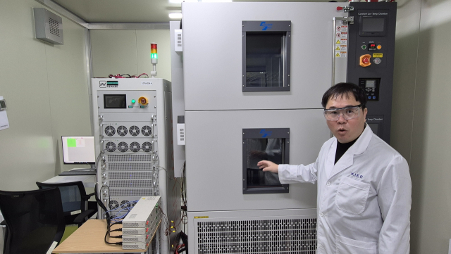 2일 광주광역시 북구에 위치한 한국에너지기술연구원(에기원) 광주친환경에너지연구센터에 있는 배터리 모듈 성능 평가실에서 장비를 설명하고 있다.박우인 기자