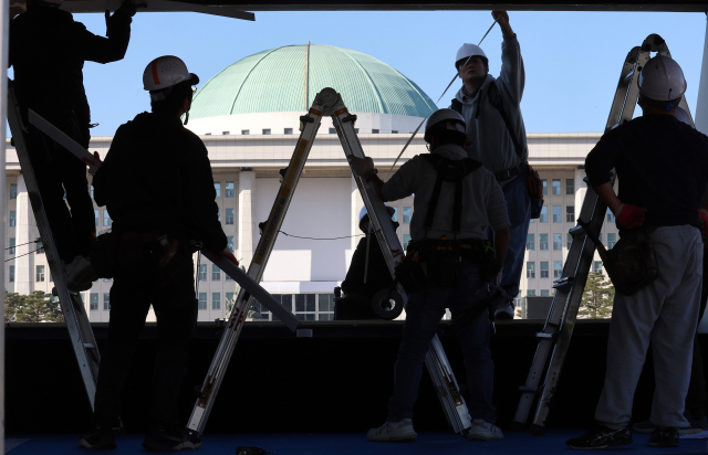 12·3 비상계엄 사태 1년을 앞둔 1일 서울 여의도 국회에 방송사들의 중계 부스가 설치되고 있다. 연합뉴스