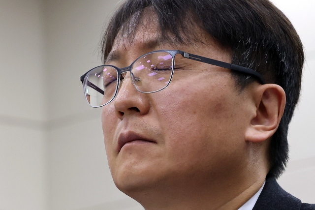 박대준 쿠팡 대표가 지난 2일 서울 여의도 국회에서 열린 과학기술정보방송통신위원회의 쿠팡 개인정보 유출 사고 관련 현안 질의에 출석해 의원들 질의를 받다가 눈을 감고 생각을 하고 있다. 연합뉴스