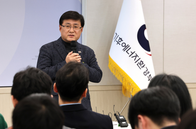 김성환 기후에너지환경부 장관이 1일 정부세종청사 기후부 대회의실에서 출입 기자단 간담회를 열고 있다. 연합뉴스