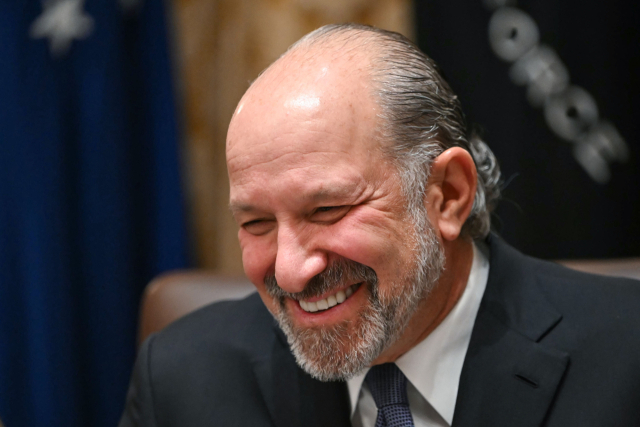 하워드 러트닉 미국 상무부 장관이 2일(현지 시간) 워싱턴DC 백악관에서 열린 내각회의에 참석해 웃고 있다. AFP연합뉴스