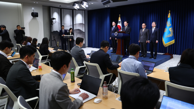 이재명 대통령이 12·3 비상계엄 사태 1주년인 3일 용산 대통령실에서 '빛의 혁명 1주년 대국민 특별성명'을 발표하고 있다. 왼쪽부터 강훈식 대통령비서실장, 이 대통령, 위성락 국가안보실장, 김용범 정책실장. 연합뉴스