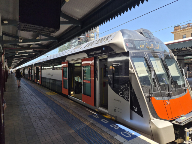 지난달 27일(현지 시간) 호주 시드니 센트럴역에 현대로템이 제작해 납품한 마리융 2층 전동차가 멈춰서있다. 시드니=심기문 기자