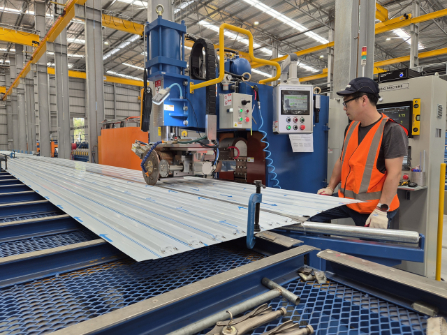 진양테크 소속 직원이 철도 구조물 생산 과정을 지켜보고 있다. 메리보로=심기문 기자