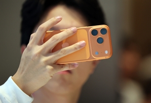 “아이폰, 왜이렇게 못생겼어?” 혹평 쏟아지더니 반전…애플 일냈다