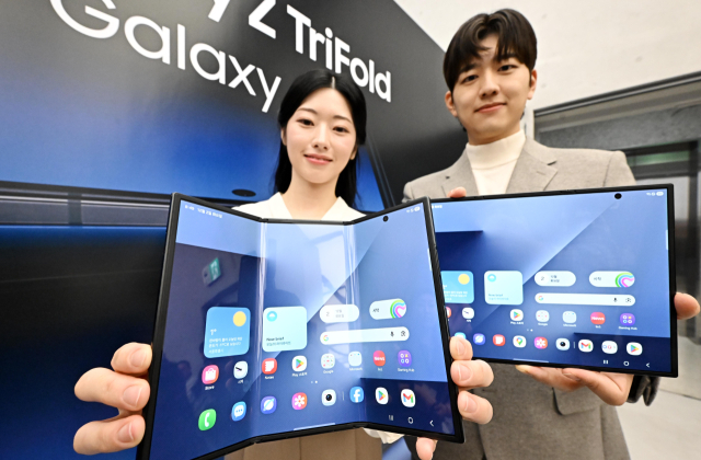 삼성전자가 혁신적 폼팩터의 3단 폴더블 스마트폰 '갤럭시 Z 트라이폴드(Galaxy Z TriFold)를 공개했다. 갤럭시 Z 트라이폴드는 펼치면 253㎜(10인치 형)의 대화면을 접으면 갤럭시 Z 폴드 7과 같은 164.8㎜(6.5인치 형)의 휴대성 높은 바(Bar) 타입 화면을 지원해 사용자가 다양한 상황에 맞춰 유연하게 사용 가능하다. 2일 서울 강남구 삼성강남에서 열린 미디어 간담회에서 모델이 신제품을 선보이고 있다. 권욱기자