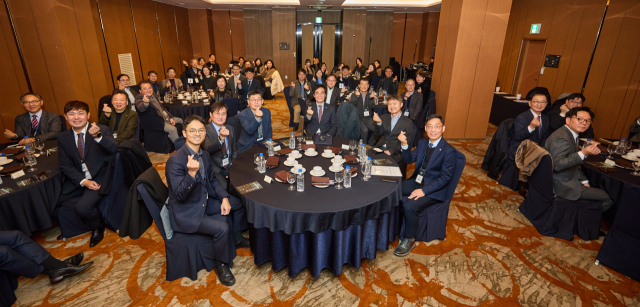 인하대 AI 융합 혁신본부 출범식에서 참석자들이 기념사진을 촬영하고 있다. 사진제공=인하대