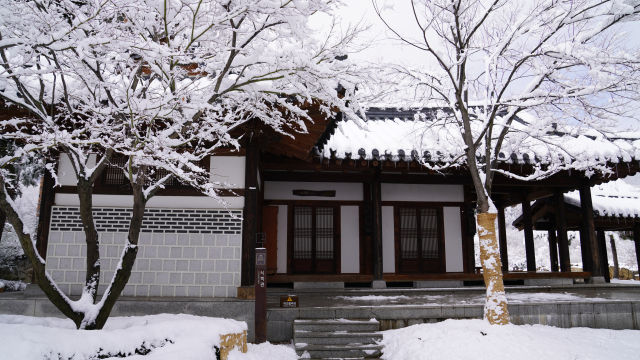 겨울이 일찍 찾아온 강원랜드 내 한옥 베이커리 카페 운암정의 모습. 사진 제공=강원랜드