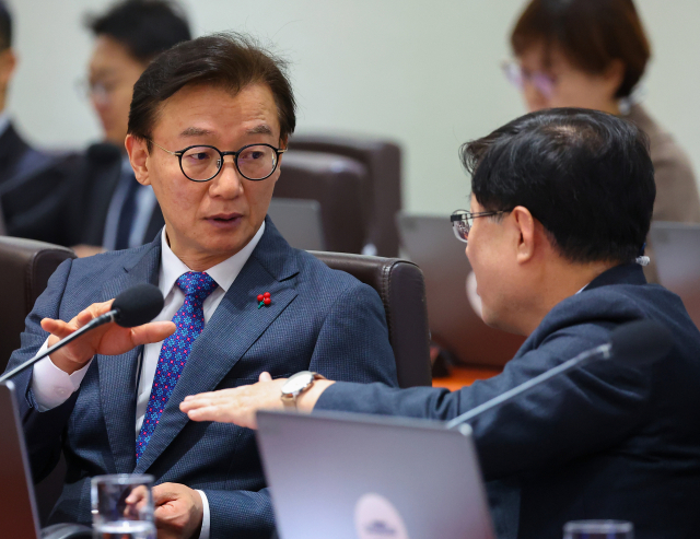 전재수 해수부 장관(왼쪽)과 김성환 기후에너지환경부 장관이 2일 용산 대통령실에서 열린 국무회의에서 대화하고 있다. 연합뉴스