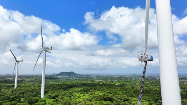 제주시 한림읍 금악리 상명풍력발전소에서 근로자들이 75ｍ 크레인을 타고 블레이드 보수작업을 하고 있다. 연합뉴스