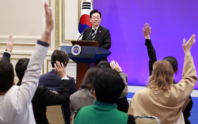 이재명 대통령이 3일 청와대 영빈관에서 열린 '새롭게 선 민주주의, 그 1년' 외신 초청 기자회견에서 취재진 질문 신청을 받고 있다. 연합뉴스