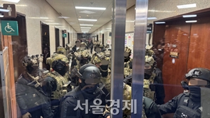 “도끼로 부숴라”에서 “파면한다”까지…대한민국 운명 가른 '155분' [오늘의 그날]