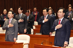 "무조건 잘못" 당내 줄사과에도…장동혁 "의회 폭거 막기 위한 계엄"