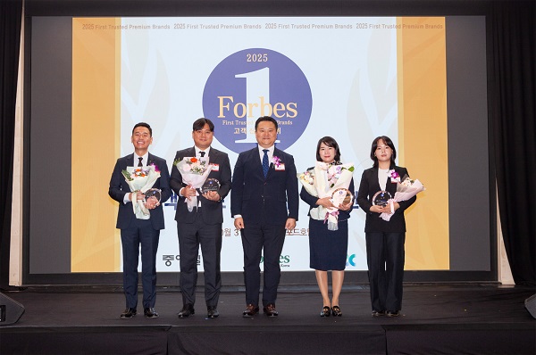 사진설명. (오른쪽 두 번째) 본푸드서비스 임미화 대표이사와 수상자들이 함께 2025 고객신뢰도 1위 프리미엄 브랜드 1위 수상 후 기념 사진을 촬영하고 있다.