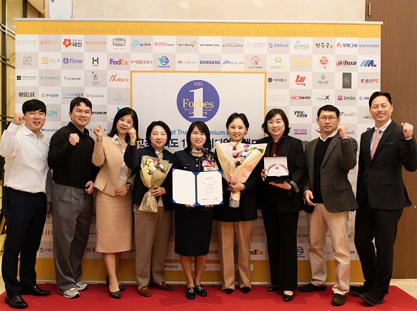 사진설명. (왼쪽 다섯 번째) 본푸드서비스 임미화 대표이사와 1본부장(세 번째), 2본부장(여섯 번째) 등 본푸드서비스 주요 관계자가 2025 고객신뢰도 1위 프리미엄 브랜드 급식서비스 부문 1위 수상 후 기념 사진을 촬영하고 있다.