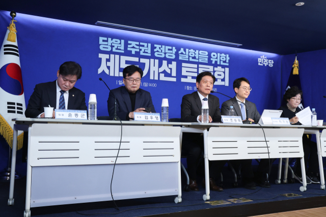 더불어민주당 '대의원·전략지역 당원 역할 재정립 태스크포스(TF)' 단장인 조승래 사무총장이 1일 서울 여의도 더불어민주당 중앙당사 당원존에서 열린 '당원 주권 정당 실현을 위한 제도개선 토론회'에 참석해 인사말하고 있다. 연합뉴스